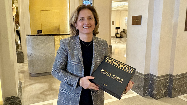 Interfaz del Monopoly Casino mostrando la rueda de bonos y juegos destacados